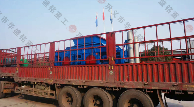 兩臺(tái)2PGY1810對輥制砂機(jī)裝車發(fā)往福建泉州